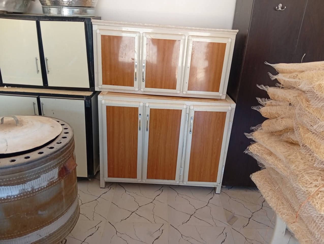 السلام عليكم مبردات 2ونص شقاله ونضيفه سعر 100الواحده وحده 160 طباخ غاز شقال 75 كاونتر سنك مطبخ فصال نضيف 70  صندوك خشب حطاطه شقل الموصل 90 وبراد مي شقال 75 مكان بروانه ***********
