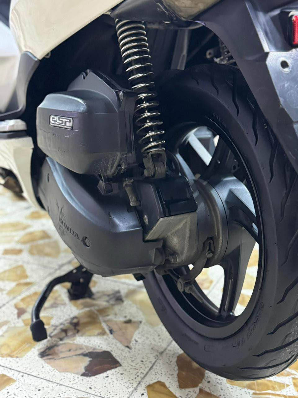 للبيع دراجه pcx ياباني الاصلي مكينه 150 حساس حرف A  نوزل خطين ستان كهربائي حساس ازدحام دراجه جديده  حساس شلعه معدل خير من الله دراجه تتعب تكول جديده مال جناي   شرط برغي ممفتوح بيهه جيب فيتر وافحص مكان بغداد الكرخ السعر مليون و 400 وبيهه مجال والاستفسار *********** بغداد, العراق
