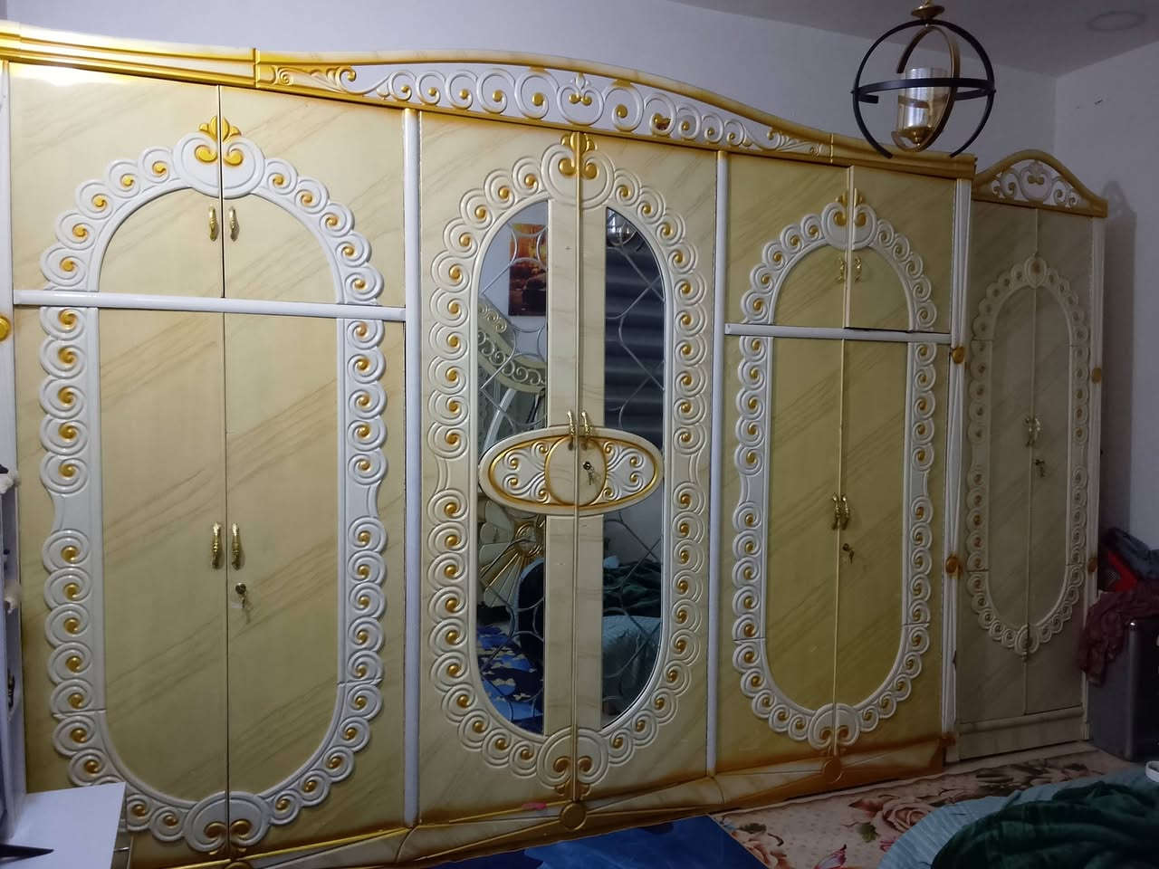 سلام عليكم غرفه نوم صاج عراقي اصلي ضررها بل صور الله شاهد نضيفه سعر 800 وبيها مجال حك الجيه مكاني بغداد الكماليه رقم ***********
