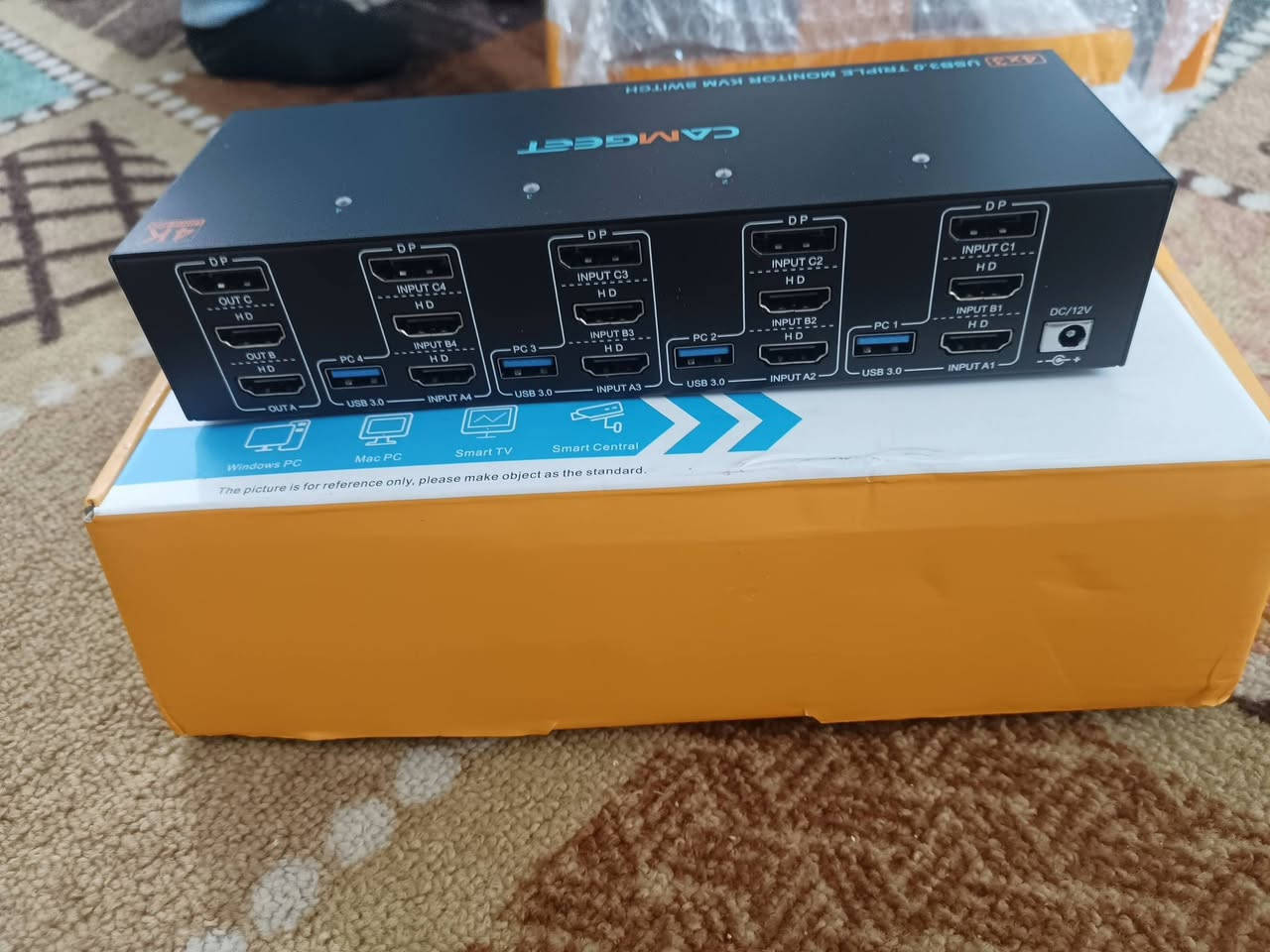 الي يفيده ينطي بي سعره 
المنتج هو مبدل KVM من CAMGEET (طراز 4x3 USB3.0 Triple Monitor)، وهو جهاز يتيح لك التحكم في ثلاثة شاشات وأربعة أجهزة كمبيوتر باستخدام مجموعة واحدة من لوحة المفاتيح والماوس. 
دقة الفيديو: يدعم دقة تصل إلى 4K، مما يوفر جودة صورة عالية الوضوح. 
منافذ USB: يحتوي على منافذ USB 3.0 لنقل البيانات بسرعة وتوصيل الأجهزة الطرفية. 
التوافق: متوافق مع أجهزة الكمبيوتر التي تعمل بنظام ويندوز وماك، بالإضافة إلى أجهزة التلفزيون الذكية. 
الوظائف: يدعم أوضاع العرض المرآة (Mirror) والتوسيع (Expansion).


**إذا كنت صاحب هذا الإعلان وتريد حذفه لأي سبب، رجاءا أرسل رسالة إلى الدعم الفني**