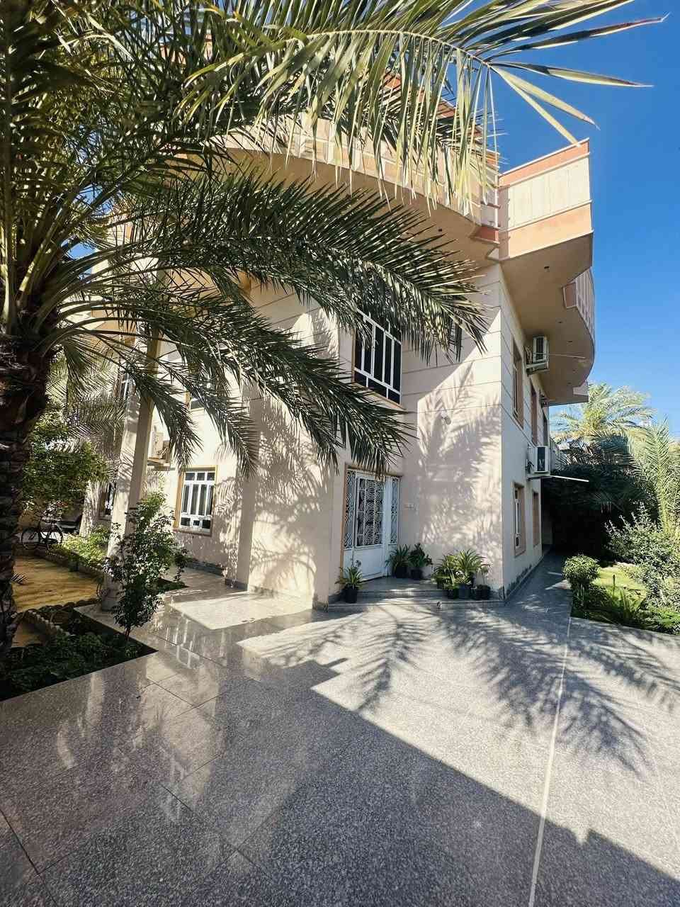 بيت للبيع في حي الرسالة الشارع الرئيسي للرسالة 
ركن مساحة البيت بالسند 357 واقع حال 440 
الوجه 22 والنزال 20 
طابو صرف سند 
مكون من 6 غرف هول واستقبال وصالتين ومطبخ وصحيات بكل طابق وكراج وحديقة بكل جانب 
السعر 250 وقابل للتفاوض 
للأستفسار
*********** او مراجعة نفس الدار

