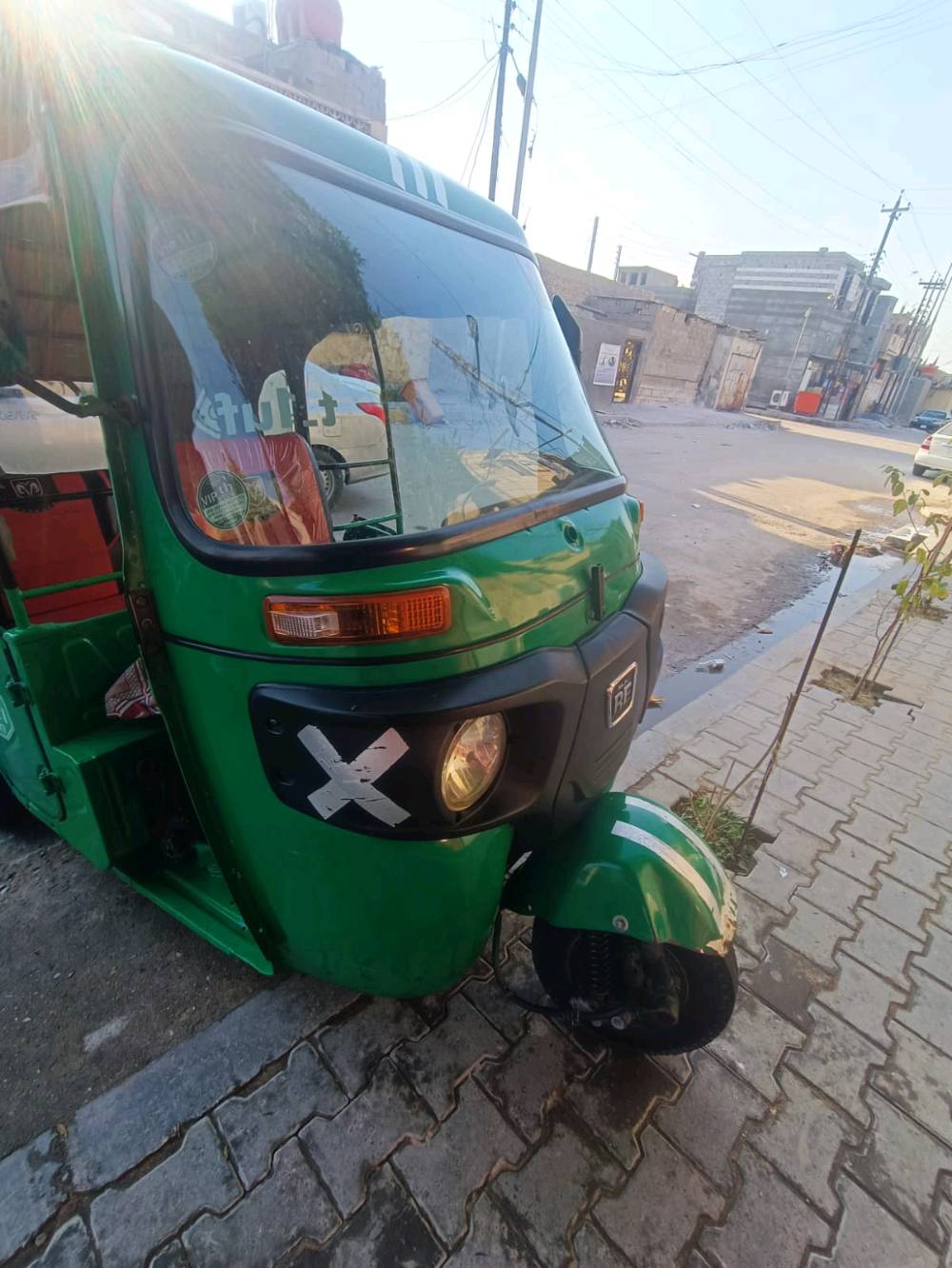 تكتك بحالة جيدة مع لون خارجي أخضر جذاب. المحرك يعمل بشكل ممتاز والدعامات والسقف جيدين. الداخلية نظيفة وتتضمن مقاعد مريحة. مناسب للنقل داخل المدينة أو للعمل اليومي. ممتاز للاستعمال الشخصي أو التجاري.