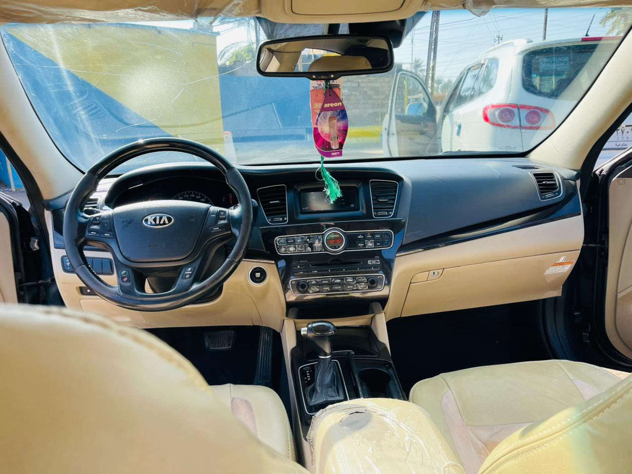 السلام عليكم 
للبيع كيا كادينزا موديل ٢٠١٥،
السعر ١٢٧ ورقة$
وارد خليجي
المواصفات ✅
تشغيل بصمة مع بصمة الابواب 
نظام ترحيب
كاميرا وحساسات خلفية
بردة خلفية متحركة 
كشنات كهرباء جلد لون بيجي
تحكم كامل بالستيرن 
مري شفط مع الاشاير 
وباقي مواصفات الكادينزا المعروفة
السيارة مكفولة كير ومحرك 
 مكفولة من ناحية الضرر والصبغ
ماعدا دعامية بدلتها واكو بيها چلح خفيف 
  رقم بغداد مشروع وطني 
مكاني صلاح الدين-الضلوعية، السيارة ماشية ١٨٢
اتصال 📞 ***********.
