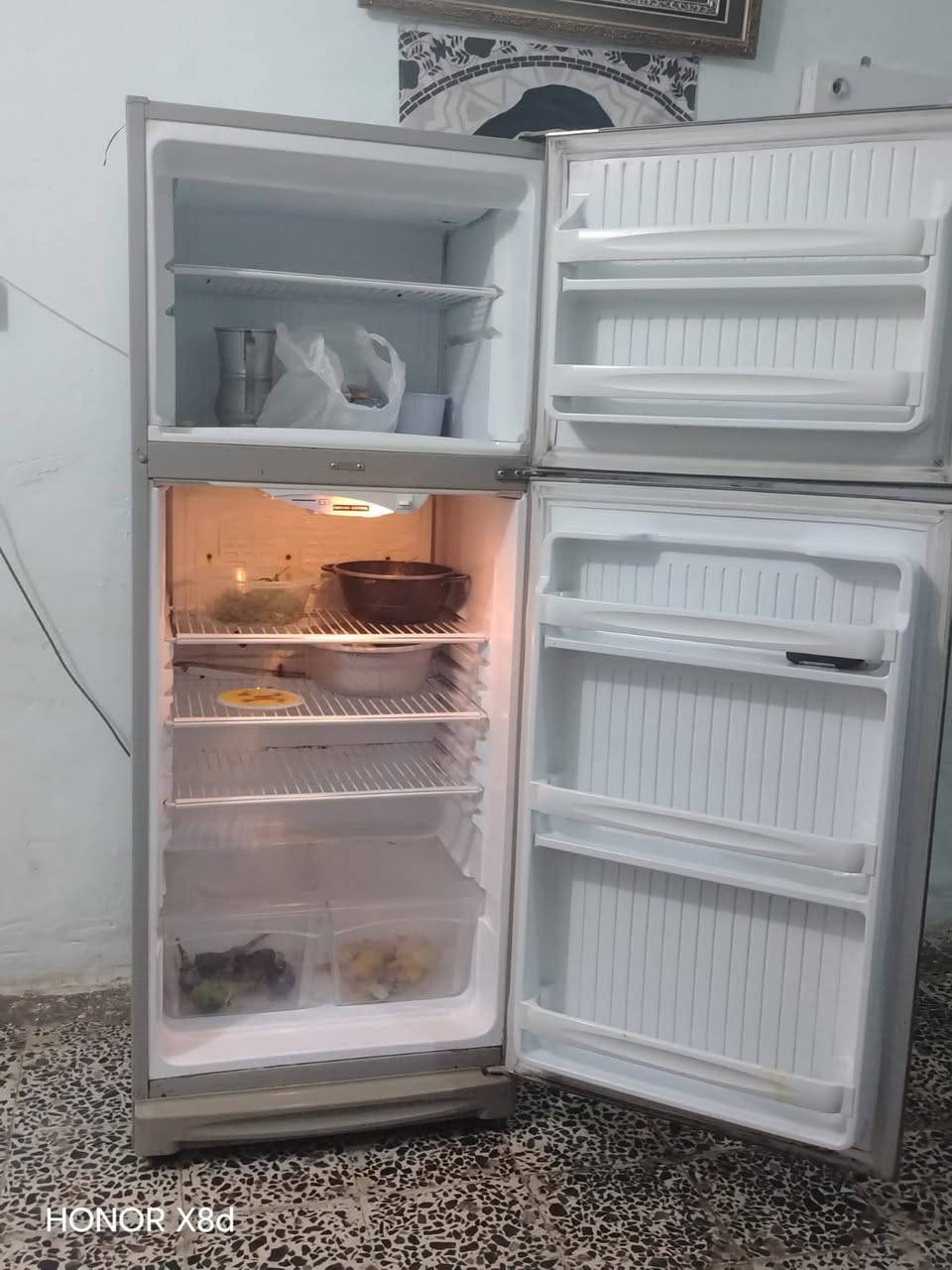 ثلاجه كونكورد 22 قدم كلش نضيفه بلاديه الوجه بلازمه
سعر 250 بيه مجال مكان شارع فلسطين ***********
