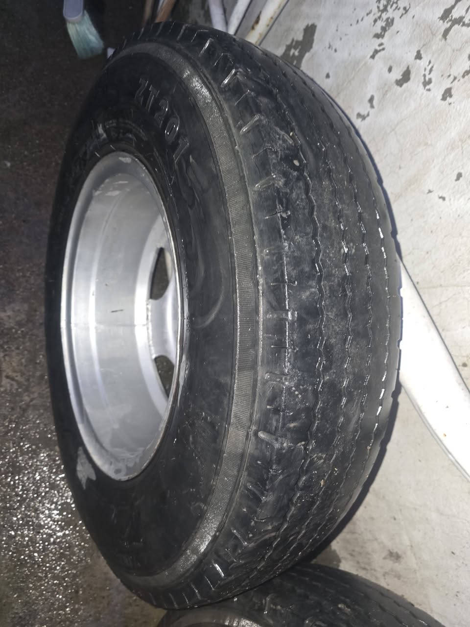 جوتێک تایەی لۆنگوای ٧٠٠ بە ویلەوە بۆ فرۆشتن ***********
