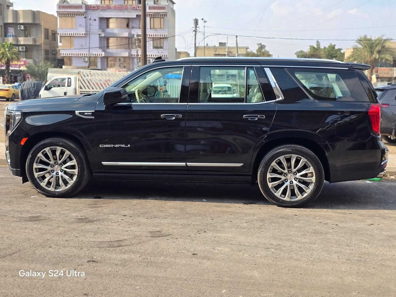 السلام عليكم للبيع  
 ⁠جمسي 2022 / رقم بغداد 
الفئة (دانلي) السعر 58 ونص
⁠محرك (6200 cc)
 ⁠وكآلة المنصور  مغلفه PPF بل كامل
 العداد (43 الف)
 بصمة تشغيل 
 ⁠بصمةً أبوآب 
 فتحة سقف (بانوراما)
 فور ويل (4 * 4)
 جكات 
 5 كامرات 
 ⁠نقطة عمياء 
 جنطة كهرباء 
 ثلاجة داخلية 
 كراسي كهرباء 
 ⁠كراسي حار بارد
 ⁠كرسي ذاكرة (ميموري)
 رادار امامي خلفي جانبي 
 نقطة عمياء 
 تحديد مسار 
 تشغيل عن بعد
 شاشات خلفية 
 شاشة دجتل 
 عرض على الزجاج (داتا شو)
 دوسات كهرباء
 ويل 22 انج
 ⁠حساس امامي خلفي
 ⁠داخل جلد ابيض
 وباقي مواصفات الدنلي المعروفة 
 السيارة مكفولة كفالة عامة لا بارد ولا تبديل ولا فتح محرك ولا دبل كود 
مكاني بغداد ***********
