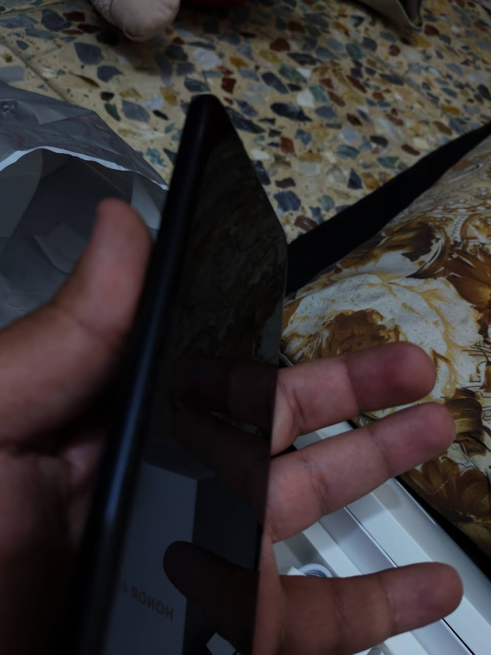 هونر ٤٠٠ برو ٥١٢ رصاصي
هونر 400برو 5G ذاكرة 512 جيجابايت 12 رام فضي

مواصفات هونر 400 برو الرئيسية:-

حجم الشاشة: 6.7 إنش.

الذاكرة: 512 / 12 جيجابايت.

الكاميرا الخلفية: 200 ميجابكسل.

سعة البطارية: 6000 مللي أمبير.

دعم شبكات: 5G.
شحن 100 واط 
السعر ٧٥٠ الف بغداد***********
