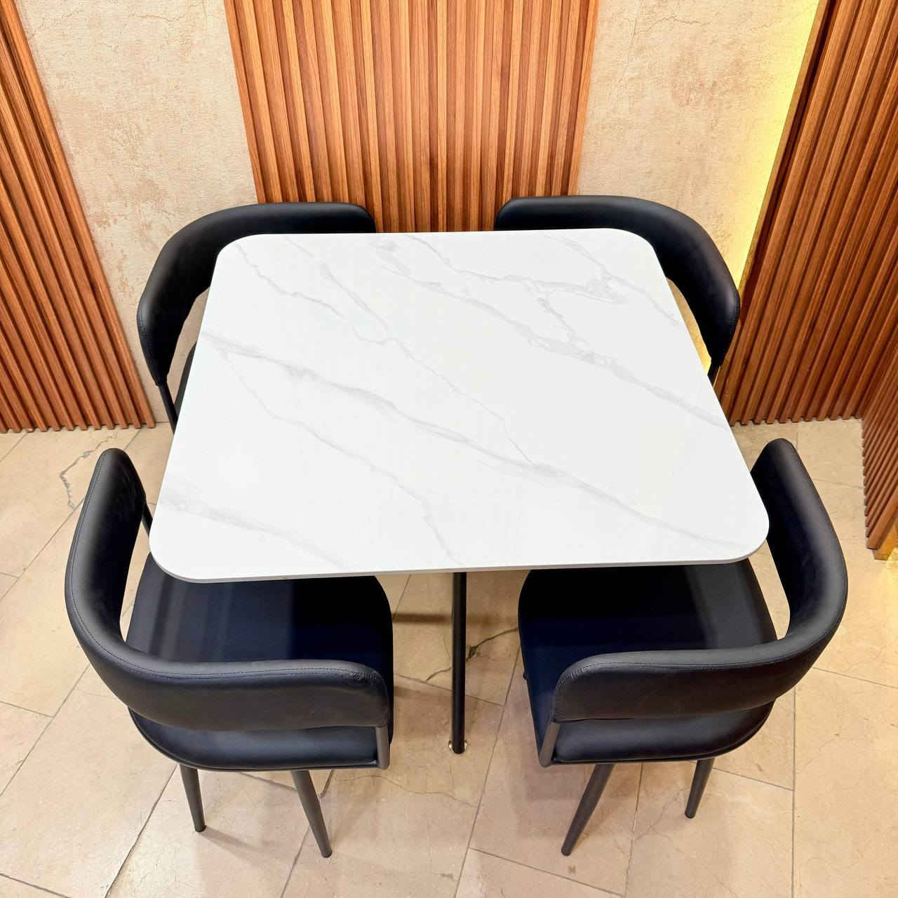 ميز طعام 4 كرسي سطح رخام مزجج 
قياس الطاوله 90 *90 سم مربع 
كراسي هيكل حديد دوشمه جلد 
يتحمل اوزان ثقيلة
#ميز_طعام #اثاث #اثاث_منزلي #ميز #كرسي


**إذا كنت صاحب هذا الإعلان وتريد حذفه لأي سبب، رجاءا أرسل رسالة إلى الدعم الفني**