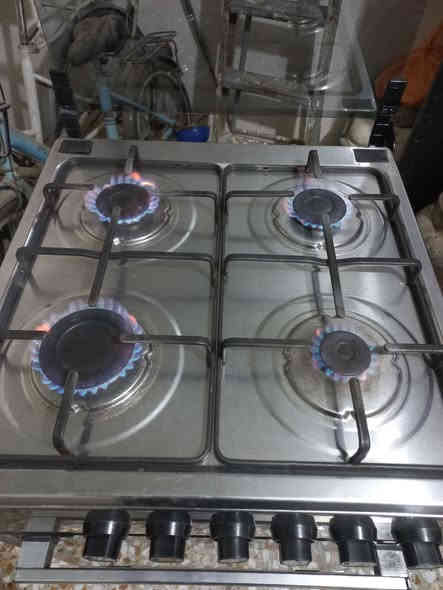 طباخ للبيع نضيف جدا كله شغال السعر ٨٥ وبي مجال بسيط المكان نهايه الشعله قرب العلوه منطقه الدهله الاتصال ***********
