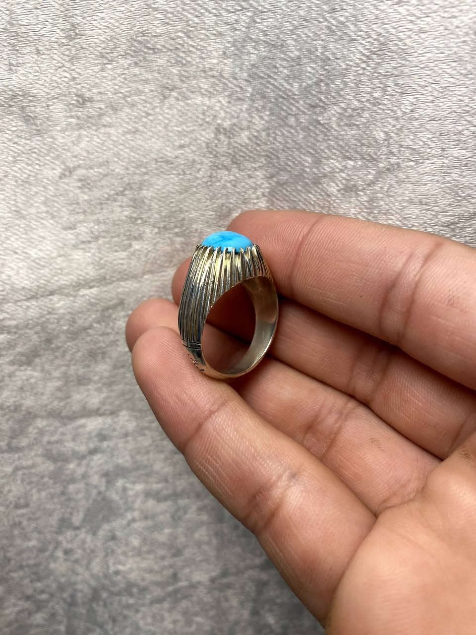 اللهم صل على محمد وآل محمد
خاتم من الفيروز النيشابوري لبة سمائية 

مقاس الخاتم 19 مقاس الحجرة 1 سانتيم 
مصاغ يدوي المبدع ( اماني ) فضة ( ختم 925 ) 
سعر الخاتم ( 100 الف )

للاستفسار خاص او واتساب *********** 
توصيل جميع محافظات العراق 🚘
