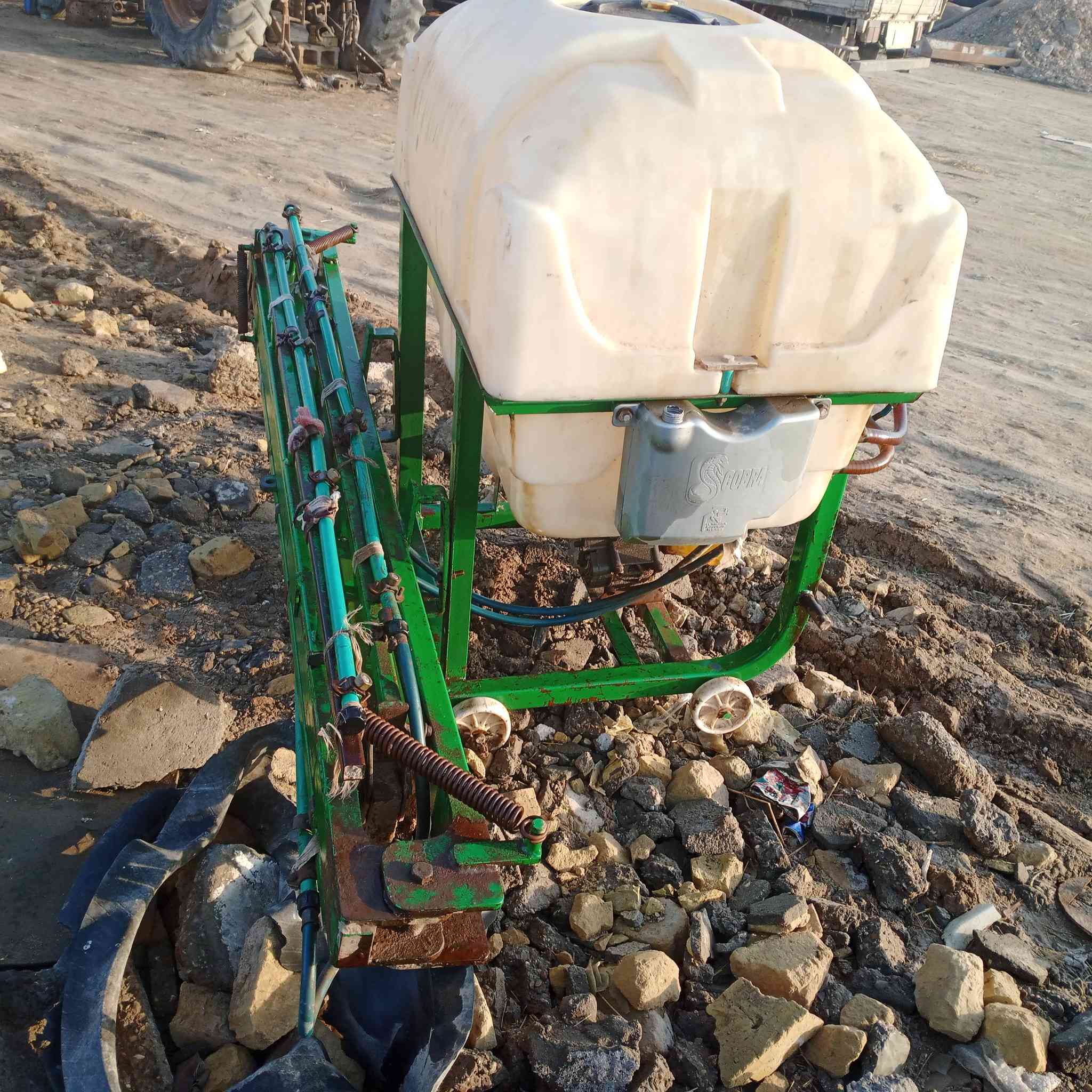 السلام عليكم للبيع مرشه كوبرى نضيفه مستخدمه موسم واحد فقط جناح تدثقيل كامله كاردنه وصوندته السعر 700عنوان ناصريه قضاء رفاعي اتصال برقم ***********
