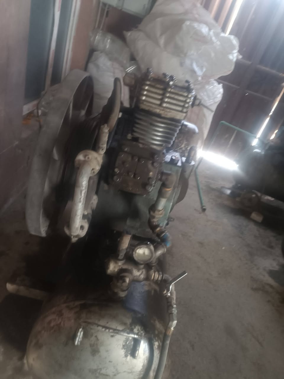 السلام عليكم يوجد كمبريسرات للبيع حجم 500 لتر نوع كاشان وكاسبر 
ضغط 32 بار 
سعر الواحد 10 اوارق وبيهن مجال اذا شلعه وحده
*********** واتساب فقط
