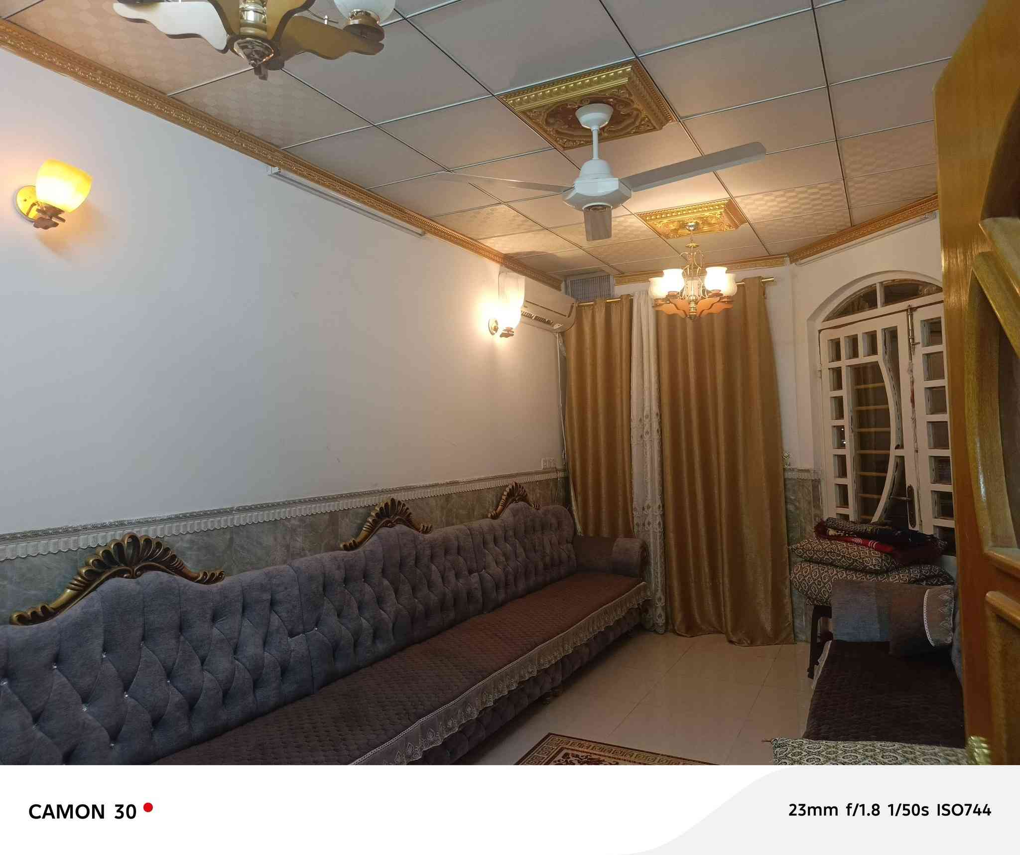 دار للبيع بداية  منطقة مشيرفة الاولى  قرب جامع مثنى كشمولة المساحة 150م  الواجهة 6م  العمق 25 م   نظام سليماني كراج أرضي عمق 8امتار +صحيات خارجيه                                                      مطبخ                                                                                       استقبال                                                                                هول.                                                                    صحيات    
منور عدد2 
سطح كاشي
غرف عدد2كبار 4ونص*4 مع سويت  و4*4    للاستفسار الاتصال على الرقم ***********بي واتس اب   السعر120مليون وبي مجال 
 يرهم مراوس ويه قطعه أرض
