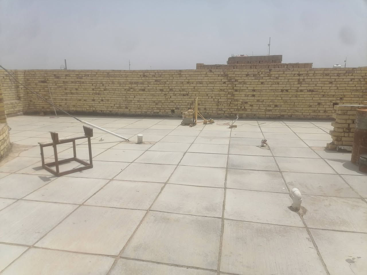 بيت للبيع في حي الحسين الاول ناحيه السنية قرب المدارس الصينية مطلوب إسكان 45 مساحه 300 يحتوي على ثلاث غرف ومطبخ واستقبال علئ شارع 20 الاتصال على الرقم ***********
