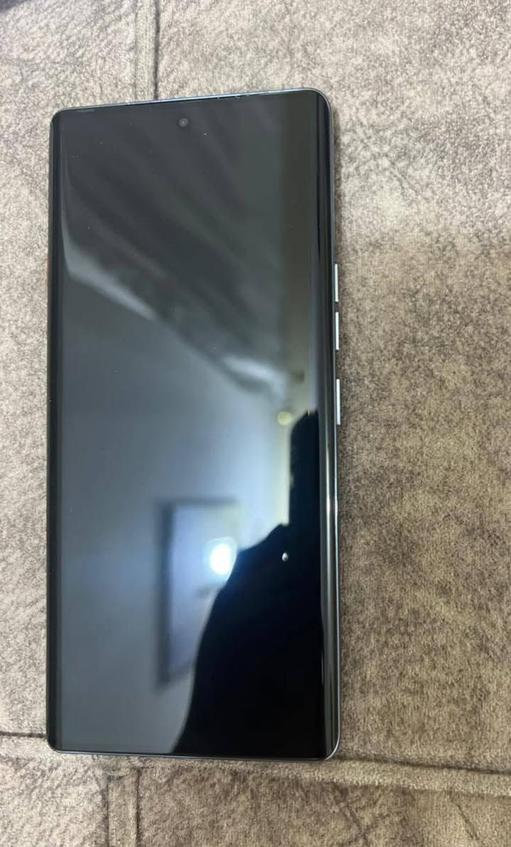جهاز تكنو كامون 40 برو  5G
ذاكرة 256 رام 16 مع كارتونته
الجهاز شغال بس الشاشه  تطلع الوان يعني يحتاجله تبديل شاشه وفلاته سماعة اتصال

سعره 175 وبي مجال
***********
