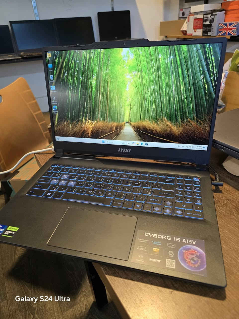 💻 الوحش الكيمنك صار بين إيديك! MSI Cyborg 15 🦾🔥
​إذا كنت تدور على لابتوب يشيل أثقل الألعاب البرامجية والـ AAA بقوة وسلاسة، وبنفس الوقت تصميمه مستقبلي وخفيف.. هاد الجهاز إلك! 👇
​🚀 المواصفات الخارقة:
​المعالج (Processor): إنتل كور من الجيل الثالث عشر (Gen 13) - أداء جبار وسرعة استجابة فائقة لمعالجة البيانات والمهام المتعددة.
​كرت الشاشة (GPU): عملاق إنفيديا RTX 4060 🐉 - عيش تجربة الـ Ray Tracing والـ DLSS 3 بأعلى فريمات واستمتع بألعابك المفضلة (مثل PUBG وغيرها) وسلاسة تامة بالبث والتصميم.
​الذاكرة العشوائية (RAM): سعة 16 جيجابايت - لسرعة خارقة بالتنقل بين الألعاب والبرامج بدون أي تعليق.
​الهارد (Storage): مساحة 1 تيرا بايت SSD NVMe ⚡ - إقلاع للجهاز بثواني ومساحة عملاقة تخزن بيها كل ألعابك وملفاتك بدون قلق.
​التصميم: شاشة ذات تردد عالي للكيمنك، مع كيبورد مضيء وتصميم الـ Cyborg الشبه شفاف والمميز جداً.
​💡 الجهاز مثالي لـ: صناع المحتوى، المصممين، المبرمجين، وطبعاً.. الـ Gamers اللي يدورون على صدارة الفريمات.
​📌 الكمية محدودة جداً!
📥 للاستفسار عن السعر أو الحجز، راسلنا مباشرة على الخاص (الرسائل) أو اترك تعليقاً وسنقوم بالرد عليك فوراً.
📍 ***********. *********** سعر ١٤٠٠٠٠٠
