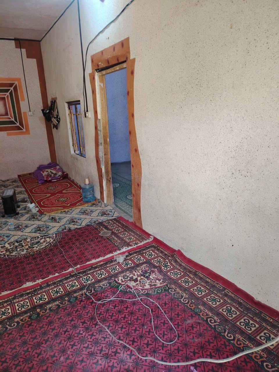 بيت لبيع مساحته 100 متر  السعر 13 مليون وبي مجال قليل مكانه كوفه شارع المعمل شارع السبيس لبيع او مراوس رقمي ***********
