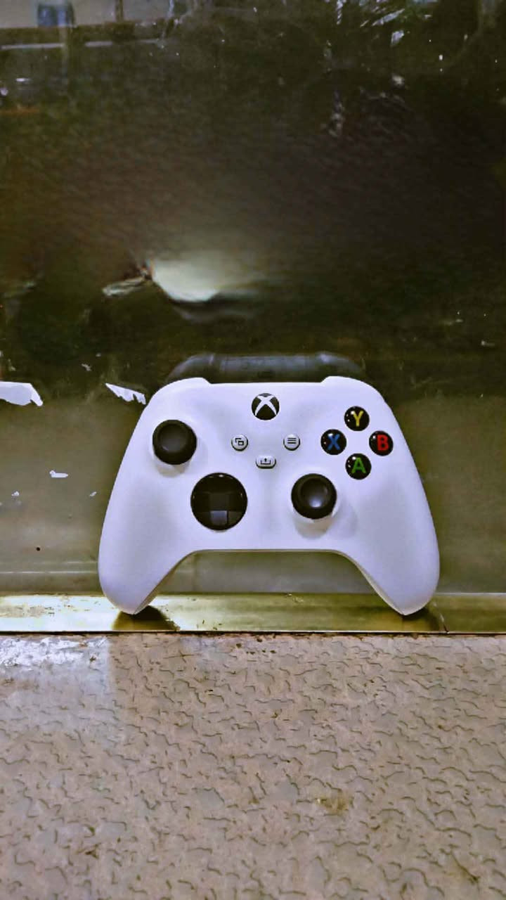 السلام عليكم ... سيريس s للبيع إصدار 24 لوك مامفتوح ولا واصل مصلح مع يده بلاديه ويده كيم سير ..السبب ما متفرغ للعب وشايله 
مابي اي عيب هو واليدات 
مكاني كركوك 370 
*********** Singapore
