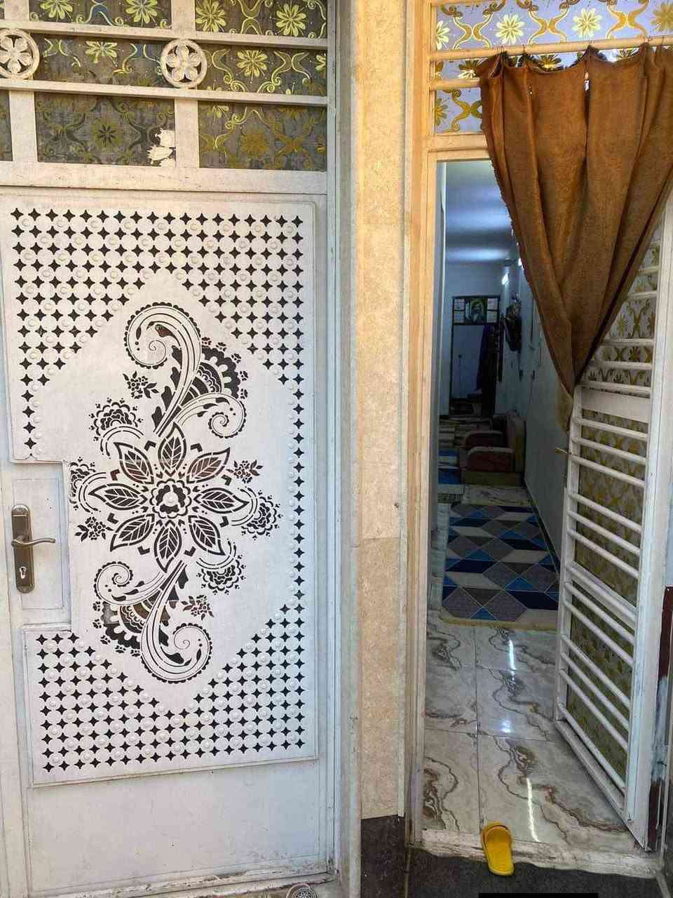 بيت للبيع سعر مناسب مساحته100 متر 20/5 
طابق ونص يحتوي على غرفتين نوم كبار وثلاث حمامات البيت بناء حديث الشارع كله مبلط كامل مي مجاري كهرباء سند25 قرار انزال محكمه ***********
