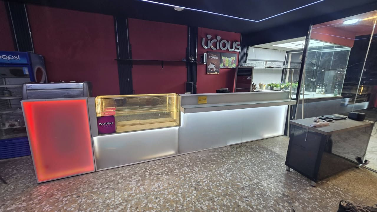 سلام عليكم
للبيع ميز فاترينا مرمر وخشب اصلي تركي
الواجه جام 
يحتوي على براد واناره داخل الواجه
سعر 800 الف للاستفسار ***********
