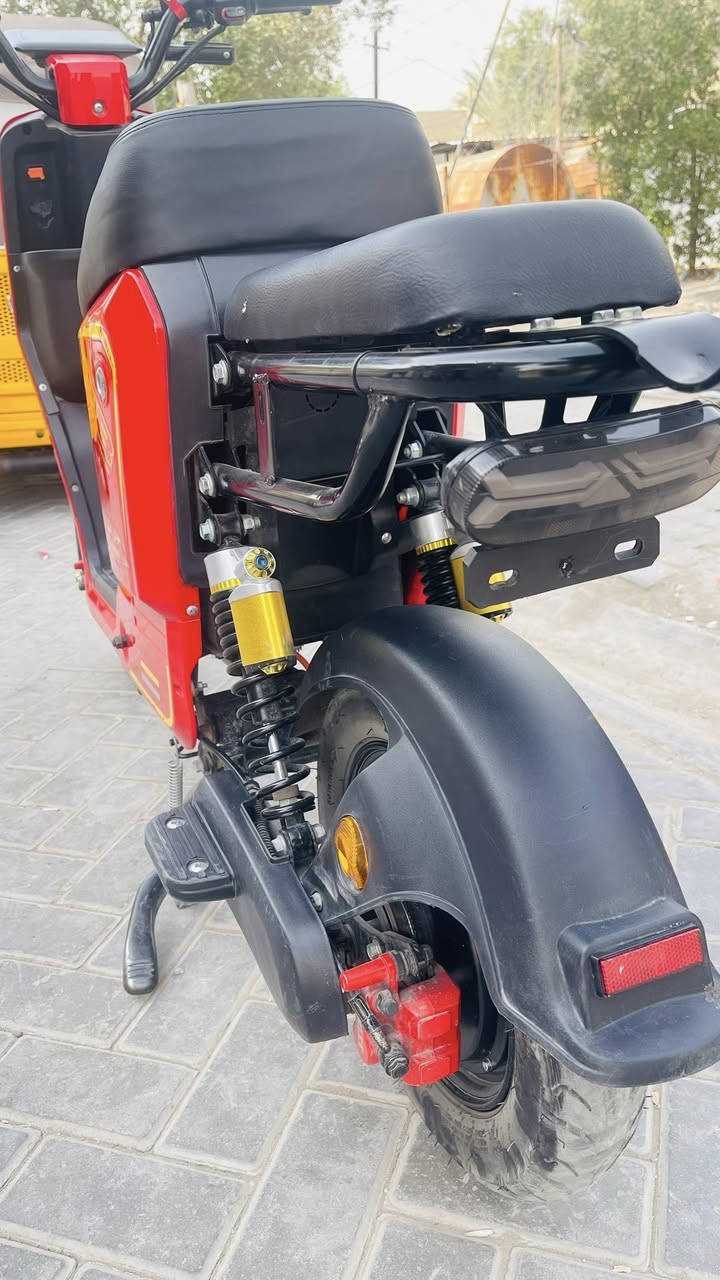 دراجه R8 نضيفه حيل وغراضه كله موجوده350 وبيه مجال  ***********
