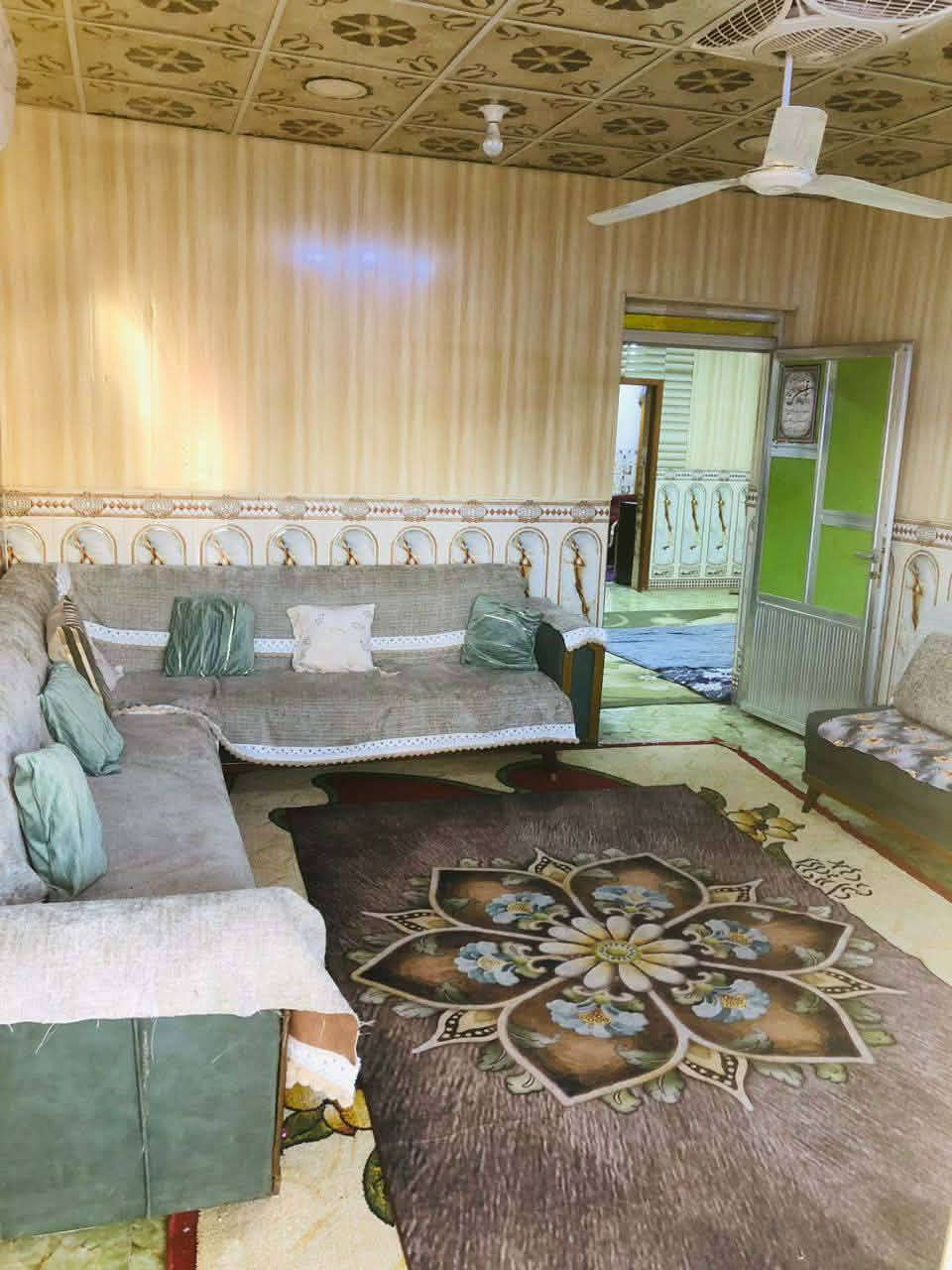 سلام عليكم بيت للبيع طابو زراعي مساحته 230متر بناء حديث طابقين صب كونكريت   قرب شارع 30السايدين بلفرع يبعد عن تبليط 100متر
غرفتين جوه وصاله ومطبخ وستقبال خدمات مي كهرباء مجاري باب للبيت جاهز مابي اي نقص ***********
