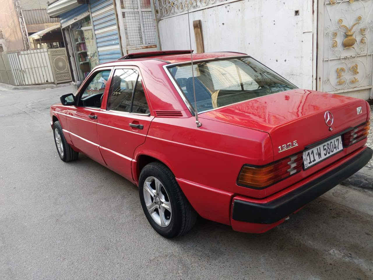 السلام عليكم مارسيدس 190 
موديل 1991
كير ومكينه بلاديات 
داخل مخمل 
صدر امامي نضيف
صدر خلفي نضيف
السعر 45 وبيا مجال للشراي 
*********** ابو أسد

