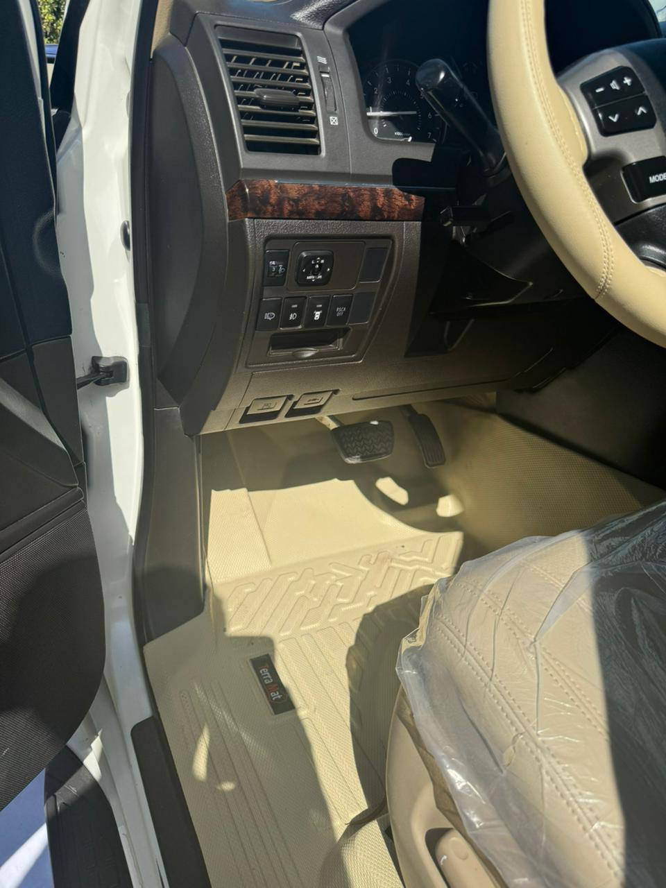 لاندكروزر 2011ستينية ابيض صدفي ماشية 200علية إدامة كاملة سيارة مكفولة عدة هاذ لبسونار تحويل ثاني بسمي السعر 330وبي مجال بسيط ***********
