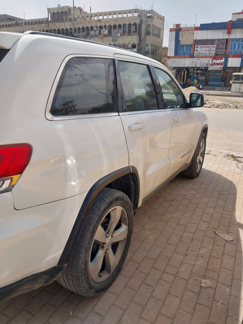 جيب شيروكي امريكي موديل ٢٠١٤ مبدل بنيد وجاملغ السايق مع صبغ الجاملغ الخلفي الأيمن مكينة كير تبريد خير من الله ٦ سلندر مكينه ٣٦٠٠ السعر ١٧٠ وبيها مجال مكاني بغداد الحبيبيه *********** السياره سنويه بأسمي جديده وهزة جديده
