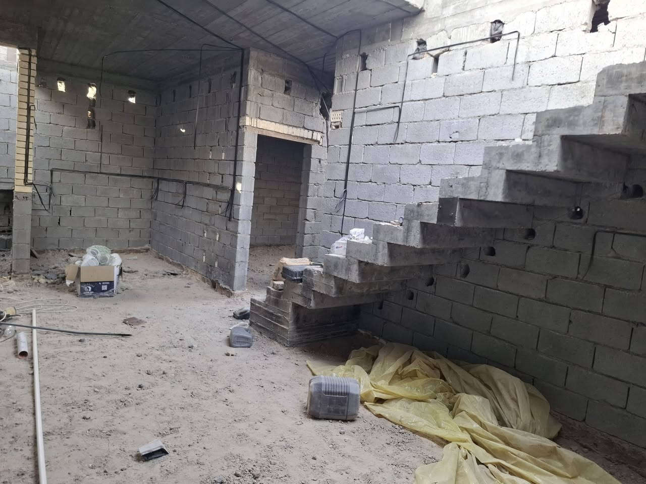 السلام عليكم دار هيكل مسقف للبيع الكهرباء والمجاري منجزة مع اربع ابواب قاصة طابو صرف المساحة ٢١٠ متر الموقع الاسكندرية شارع الخضر الرابع السعر ٣٧ مليون للاستفسار الاتصال ***********
