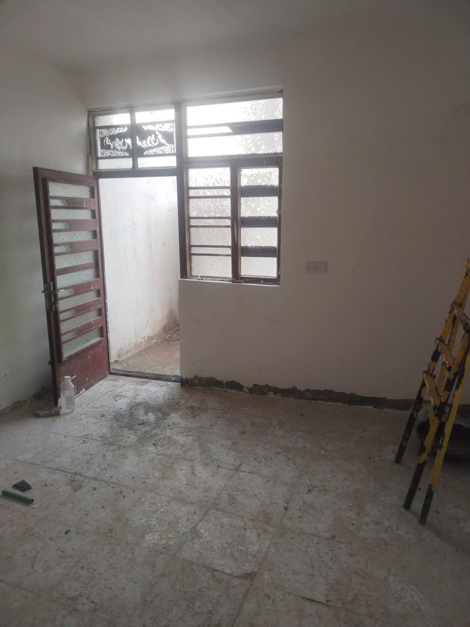 نصين للبيع منطقه الاستكشافات بضهر بانزين خانه الابتسام خامس فرع كل وحده غرفه واستقبال ومطبخ وملحقاته صب مسلح رقمي *********** واتساب
