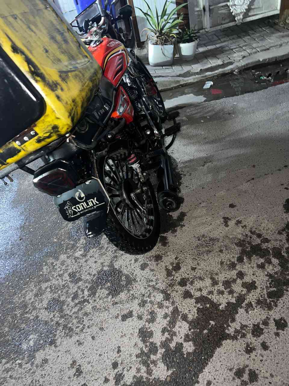 سونك 2025 للبيع
نقصها استان التعليك واشاير وهورن ميشتغلن وصينيه مال زنجيل بس دراجه حلوه ***********

سعرها 750
