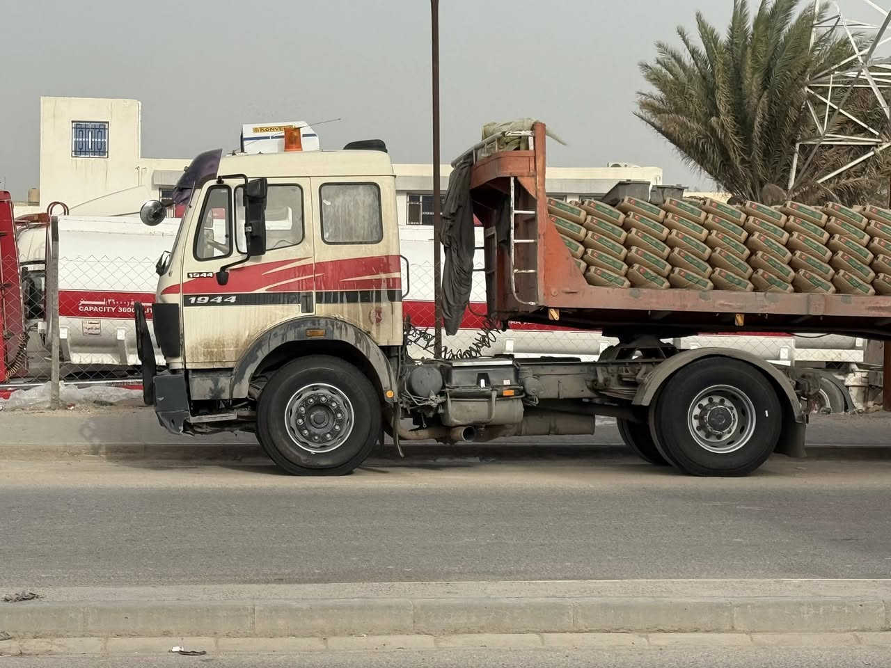 سلام عليكم  سياره البيع مديل89 تخم تاير. مكينه. عل سحك كير. 160 مربوطه فلات سياره جهازه من كلشي حته سبّلت شغال كبل شغل. الاستفسارا انتصال عل رقم :***********
