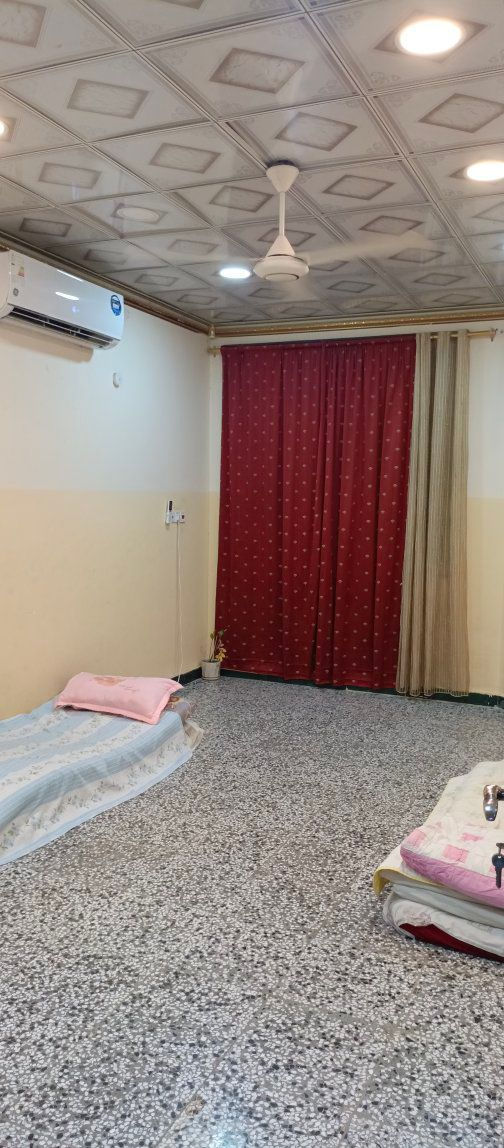 بيت طابو صرف مساحته 140م يحتوي على طابقين الطابق الاول: 
كراج و مجمع صحيات خارجيه ومطبخ واستقبال وهول 7.5×5 وغرفة نوم ومجمع صحيات تواليت وحمام ومنورين خلفي وجانبي 
الطابق الثاني: 
غرفة نوم وصحيات داخلية يعني نظام سويت وهول بنفس مساحة هول الطابق الارضي وسطحين . 
اخوان البيت بناء حديت باجود المواد 
الموقع حي السلام / قرب مدرسة الريادة الاهلية يقع على شارعين عرضهما 20م مقابيله ساحة تابعة للمالية يعني تكدر تستغلها حديقة ومتوفره كافة الخدمات  لمعرفة السعر الاتصال على الرقم *********** علماً اني صاحب العقار...
