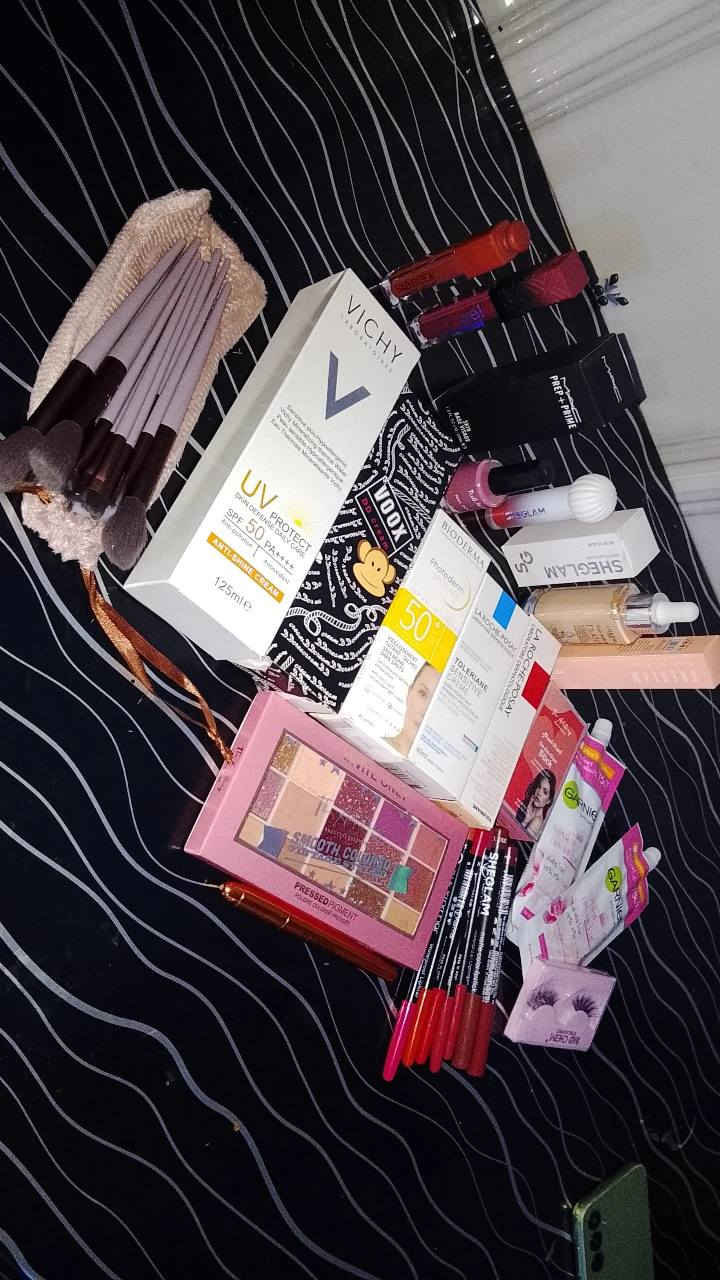 🌙 عرض "فرحة العيد" الأكبر.. كشختج وعنايتج بـ 30 ألف بس! 😍✨
​لأن العيد يحتاج إطلالة ملكية وعناية متكاملة، جمعنا لج بوكس الأحلام اللي يغنيج عن كل السوق! تخيلي كل هاي المنتجات الأصلية والبراندات العالمية بسعر خيالي:
​✨ تفاصيل الباكيج الملكي:
​عالم الحمر (3 أنواع): دللي شفايفج بماركة (شيكلام، فتمي، وحبيبي) لألوان ثابتة وتجنن. 💄
​تحديد مثالي: أقلام تحديد من (شيكلام وفلورمار) لرسمة شفايف احترافية. ✏️
​بشرة مخملية: 2 نوع فونديشن + كونسيلر (شيكلام) لتغطية مثالية لكل المناسبات. 💁‍♀️
​عناية طبية (لاروش بوزيه): مرطب لاروش + أساس لاروش (القطعة اللي الكل يدور عليها!). 🧴
​حماية قصوى: واقي شمس + واقي UV للحفاظ على بشرتج من الشمس. ☀️
​إشراقة فورية: مبيض فوري + مرطب لليدين لنعومة وبياض من أول لحظة. ✨
​لمسات الجمال: باليت آيشادو ألوانه دمار + ستيل جل بلشر + رموش كثيفة لنظرة ساحرة. 👁️
​💰 كل هذا الجمال.. وكل هاي البراندات بـ 30,000 دينار فقط! 💸
​⚠️ ملاحظة: الكمية محدودة جداً لأن العرض "ما يتفوت" والسعر حطمنا به الأسعار!
​🏃‍♀️ سارعي بالحجز الآن 
#يوجد خدمة توصيل لجميع المحافظات 
📩 أرسلي (الاسم، العنوان، الرقم)
#اشاره
#الجميع


**إذا كنت صاحب هذا الإعلان وتريد حذفه لأي سبب، رجاءا أرسل رسالة إلى الدعم الفني**