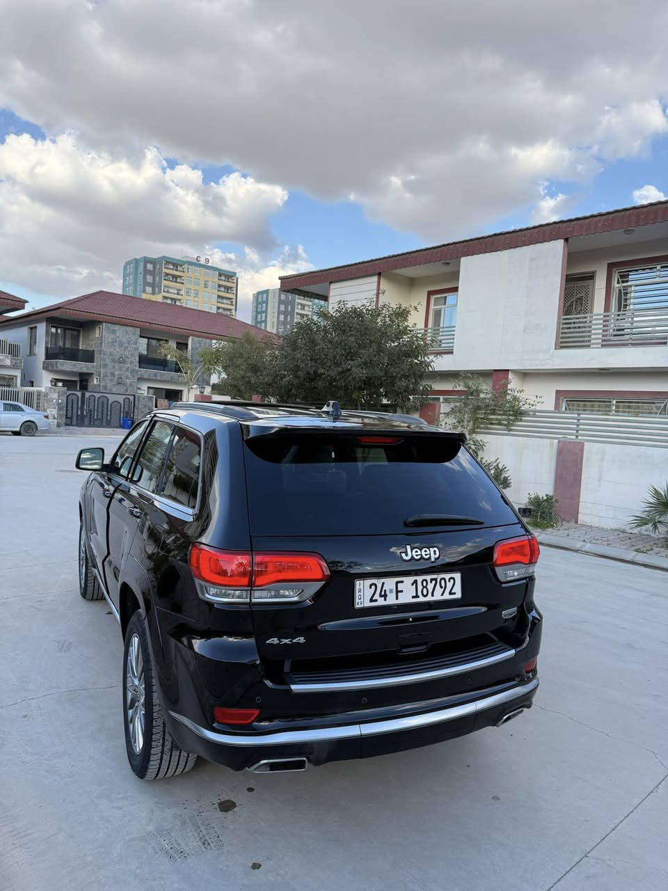 للبيع جيب سوميت 1/1 موديل 2018 سعر 292$ 
سياره كفالة عامه من زلغ 
رادار امامي رادار جانبي 
سياره جكات تصعد وينزل 
سقف كنتاره بلادي 
داخل ابيض كشن بقلاوه طتريز بلادي 
مكاني كركوك ***********
***********
