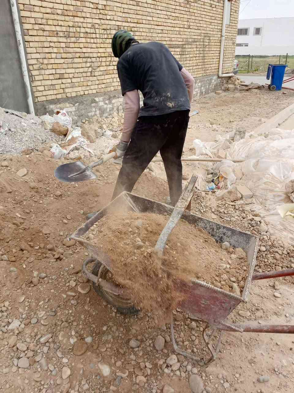 السلام عليكم كادر عمال تصعيد كافة مواد البناء على الضهر رمل طابوك تصعيد سيراميك اشتايكر كاشي فرمستون تكشير حيطان تفليش صب ابيوت تدخيل سبيس وحدل نقل اثاث البيت تصعيد اتراب السطح وحدل تشميع بتلو مساوه تطليع أنقاض قلع تراب قلع كاشي نعمل بنسب لأسعار نعمل ليلاً ونهاراً شرط شغل درجه اولى خابرني وبخدمتك ***********  اخوان برمضان نشتغل بليل وبل نهار
