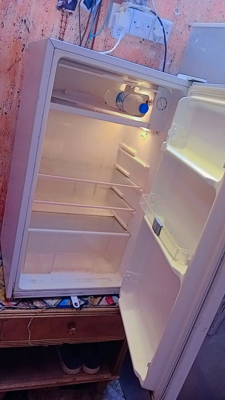 ثلاجه للبيع السعر65 شرط الفحص نضيفه كلش الشراي يتصل ***********👈 او يراسني علي صفحه
