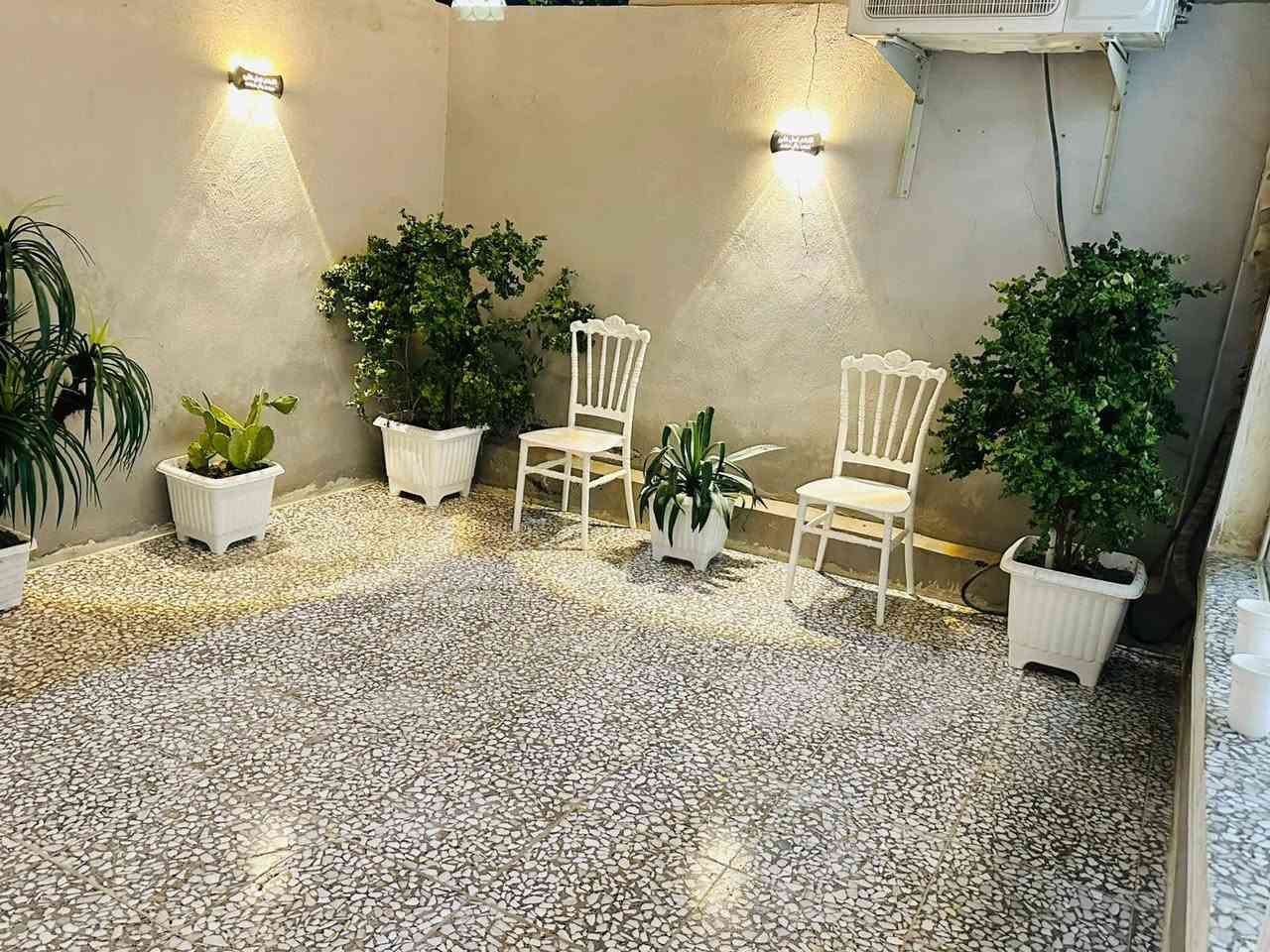 السلام عليكم
بيت للبيع طابو زراعي 
 قرار25مشمول  بالتطويب 
شغل درجه اولى اشراف مهندس
نضام تركي بورسلين سيراميك  اسباني
 شارع المطحنه مقابيل قرية الغدير عامود ٢٨٢ شارع تبليط
يبعد عن شارع عام 200متر ثالث شارع  خدمات ماء كهرباء محوله فقط الشارع وطني خطين مولده ذهبي ٢٤ساعه كابينات للكهرباء انترنت ضوئي 
مساحة ١٠٠متر م 
٣غرف نوم وحده طابق ارضي و٢صغيرة طابق ثاني 
صاله كبيره 
حديقة 
حمامات غربي وشرقي عدد ٢
البيت صب مركزي بناء مهندس لبخ ٣مراحل جص سمنت بياض ارضيه ٣مراحل سيراميك اسباني  مغاسل تركي  ارضيه اسباني جميع ابواب تركي يباع مع الاثاث او من غير اثاث للتواصل رقم واتساب واتصال
***********
ابو رقية
