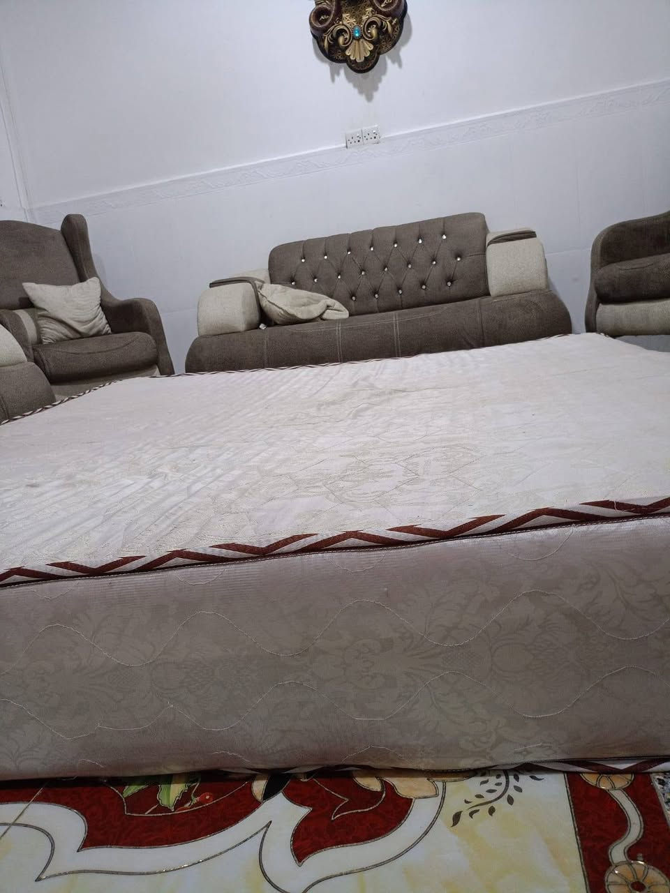 سلام عليكم مندر نفرين نضيف ومرتب السعر 75 وبي مجال وأربع أسره 100 بيهن مجال البصره القبله *********** واتساب
