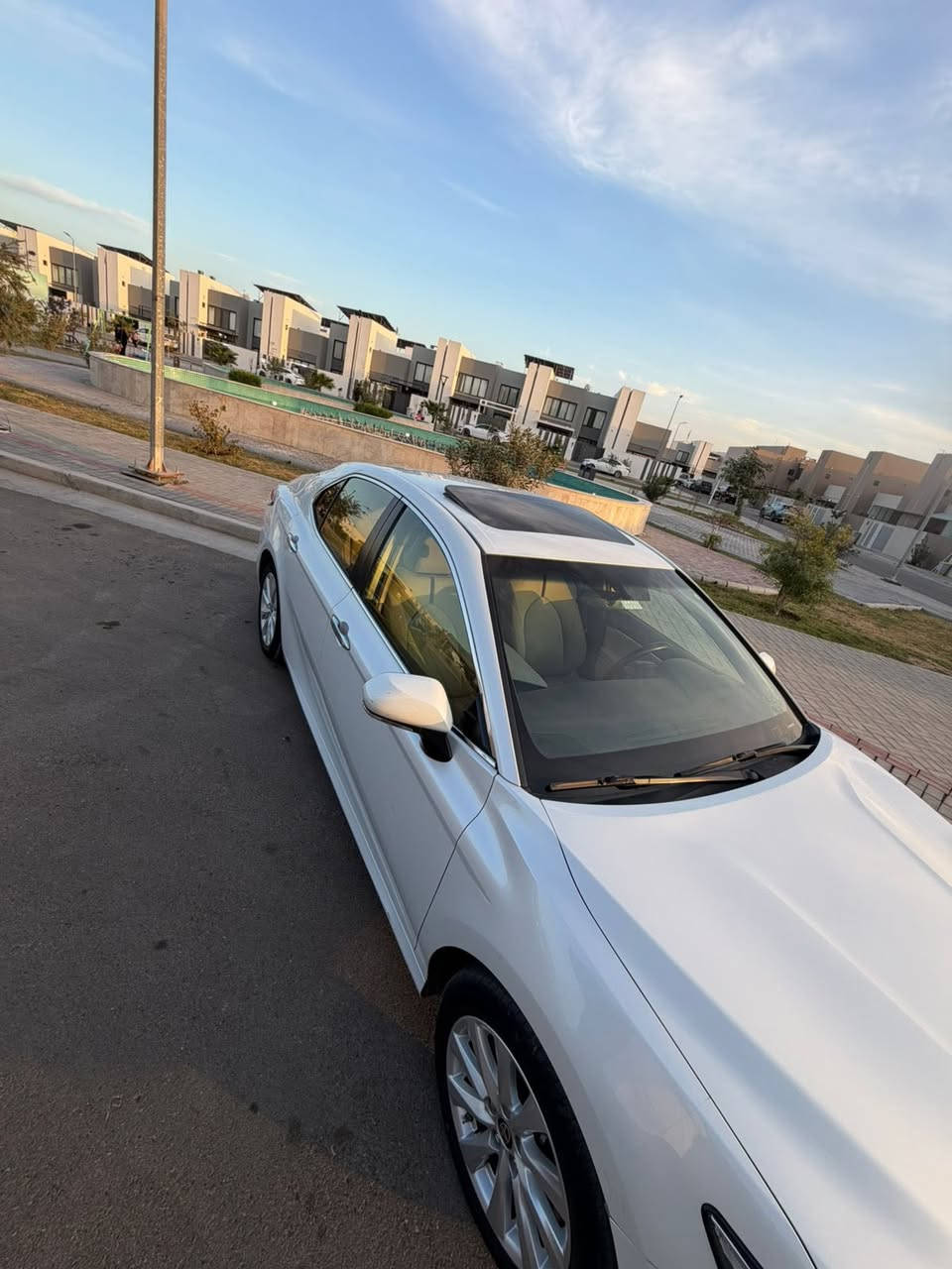 اخواني كامري موديل 2020 شركه ساز
ماشي 60 الف قابل للزياده 
بيها مكان واحد اربع اصابع بارد بالجاملغ الامامي بارد 
وبيها رصعتين صغيرات بالصندوق وباب الصدر السياره 
غير هذا كفاله عامه السياره فول مواصفات حتى برده خلفي 
205$ وبيها مجال
رقم بغداد
بغداد الكريعات
للاستفسار ***********
