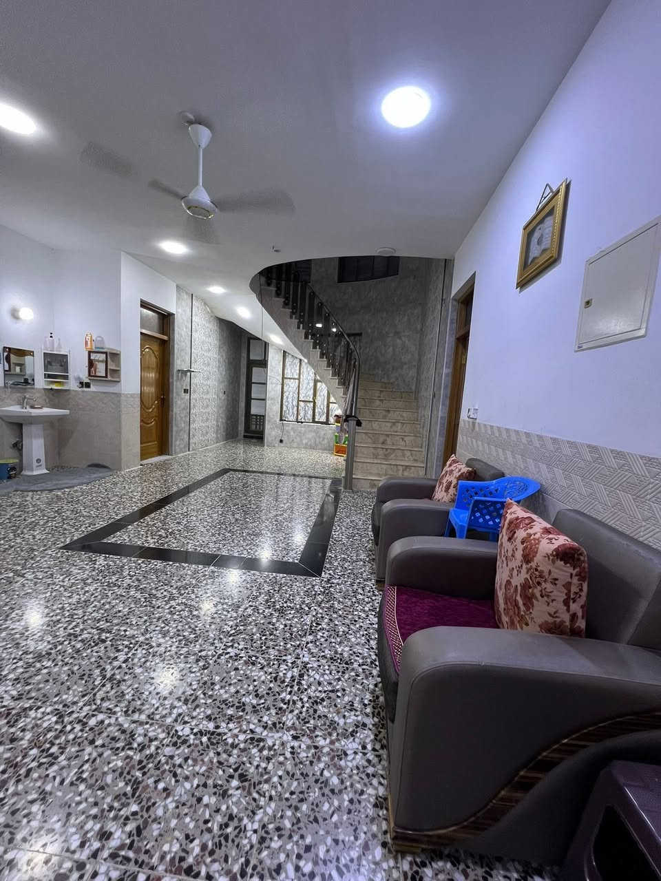 🌾 مزرعة للبيع – فرصة مميزة
من الصرح العقاري

📍 العنوان:
الشيخ حمد – شارع البوجميل

📄 نوع التملك: ملك صرف
📐 المساحة: دونم ونصف (3,750 م²)
🔒 المزرعة: مسيجة بالكامل 🌿

🏠 تحتوي المزرعة على:
▪️ بيت + مشتمل (بناء حديث)

🏠 البيت – مساحة البناء 310 م²:
 • صالة
 • غرف نوم (عدد 3)
 • مطبخ
 • هول
 • هول داخلي
 • صحيات (عدد 2)
 • حمّام
 • صحيات خارجية (حمّام + مرافق)

🏡 المشتمل:
 • صالة
 • غرفة نوم
 • مطبخ
 • حمّام مشترك

🐓 مميزات إضافية:
 • المزرعة مسيجة بالكامل 🌿
 • محميّتان:
 • محمية للطيور
 • محمية للدجاج والأرانب

📞 للاستفسار والتواصل:
حيدر الساعدي 
📱 اتصال أو واتساب:
***********
