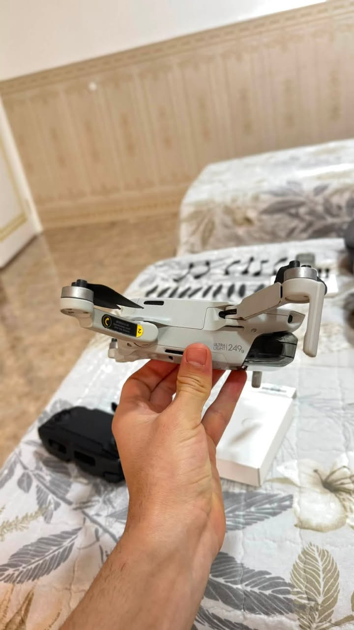 � للبيع DJI Mavic Mini
درون بحالة جيدة، مناسبة للتصوير الجوي والاستخدام الشخصي، وجميع ملحقاتها متوفرة.

المواصفات:
✅ تصوير فيديو بدقة 2.7K
✅ مدة طيران تصل إلى 30 دقيقة
✅ مدى تحكم يصل إلى 5 كم
✅ ارتفاع يصل إلى 500 متر
✅ عدد 3 بطاريات

الملحقات:
✔️ جميع الملحقات الأصلية
✔️ جهازا تحكم (ريموتان)
✔️ مروحيات احتياطية
✔️ عدد 2 جنطة حمل
✔️ شاحن  وجميع الكيبلات

ملاحظة:
يوجد كسر في أحد الأذرع (الجناح) ويحتاج إلى تصليح، أما باقي الطائرة وجميع الملحقات فتعمل بصورة طبيعية ومضمونة. إمكانية الفحص والتجربة متوفرة قبل الشراء للتأكد من حالة الطائرة وجميع الأغراض.

💰 السعر: 550,000 دينار عراقي (قابل للتفاوض).

🚚 متوفر توصيل إلى جميع محافظات العراق.

📩 للاستفسار أو الاتفاق، يرجى التواصل على الخاص


**إذا كنت صاحب هذا الإعلان وتريد حذفه لأي سبب، رجاءا أرسل رسالة إلى الدعم الفني**