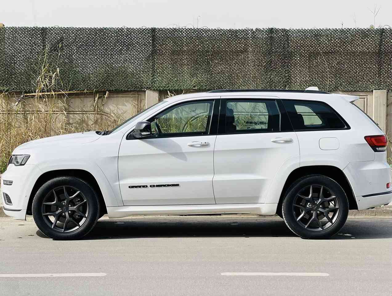 سلام عليكم للبيع جيب اس  ام رادار   S 2020 ( خـليـجـي )

ماشية 56 الف 

فول فول مواصفات فورويل بارنوما فتحة 

السياره كفاله عامه من الصبغ و كير مكينه كلها كفاله عامه
عدا بارد بسيط باب السائق بدون صبغ فقط بارد 

 ( وكاله هارلم) ام الرادار

مكينة  3600 6 سلندر  

 سقف بانوراما 

 كشنات جلد اسود و احمر+ كهرباء + تدفئه + خزن ٣ وضعيات 

 نظام النقطة العمياء 

 ويل حجم 20 بلادي سبورت 

 نضام خاص للطرق الوعرة 

تشغيل عن بعد 

مري كهرباء 

 مرايا متحسسة للضوه العالي 

 بخاخات لتنضيف اللايتات الامامي

 نظام تشغيل واطفاء المحرك اوتماتيكي للتوفير وعدم صرف الوقود عند الايقاف (AUTO START SYSTEM)

 

وضعيات قيادة التحكم بيهم عن طريق الماوس 

لايت زنون امامي ولد خلفي 

 تخم تاير جديد

اوتو بارك

 ستيرن كهرباء + تدفئه ستيرن 

 ريموت كنترول عدد 2 

 حساسات خلفية امامية

السيارة جديدة استخدام شخصي كلشي بوضع الشركة 

مكان السياره بغداد البلديات 

السعر : 345 

للاستفسار :***********
