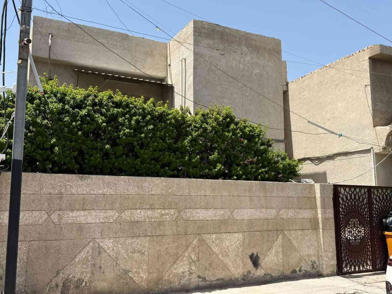 للبيع المساحه 200 متر السعر 270 وبي مجال
الطابق الارضي غرفتين نوم  وصاله ومطبخ  وحمام   وحمام ضيوف خارجي

الطابق الثاني غرفتين نوم  وهول  ومطبخ 

موقع الدار حي الجهاد مربع الافين  شارع جدا هادء ونضيف 
***********
