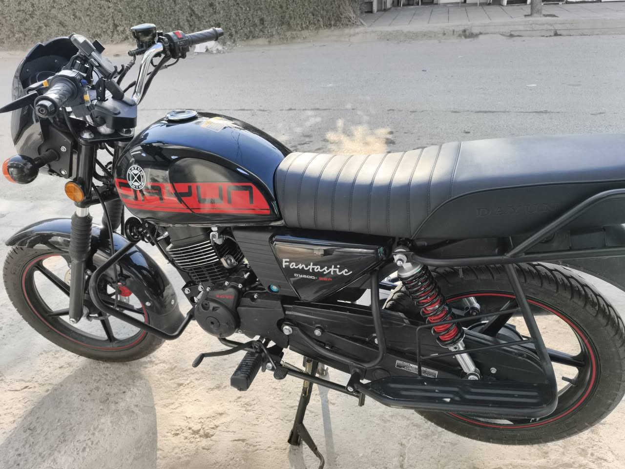 السلام عليكم دراجة دايوان  2025 نازلة شهر ال12 نهايته بعدها ما ماشية اقل 1000 كيلو بعدها جديدة بدهن الشركة سعرها 2300 وبيها مجال بسيط حك الجية ***********
