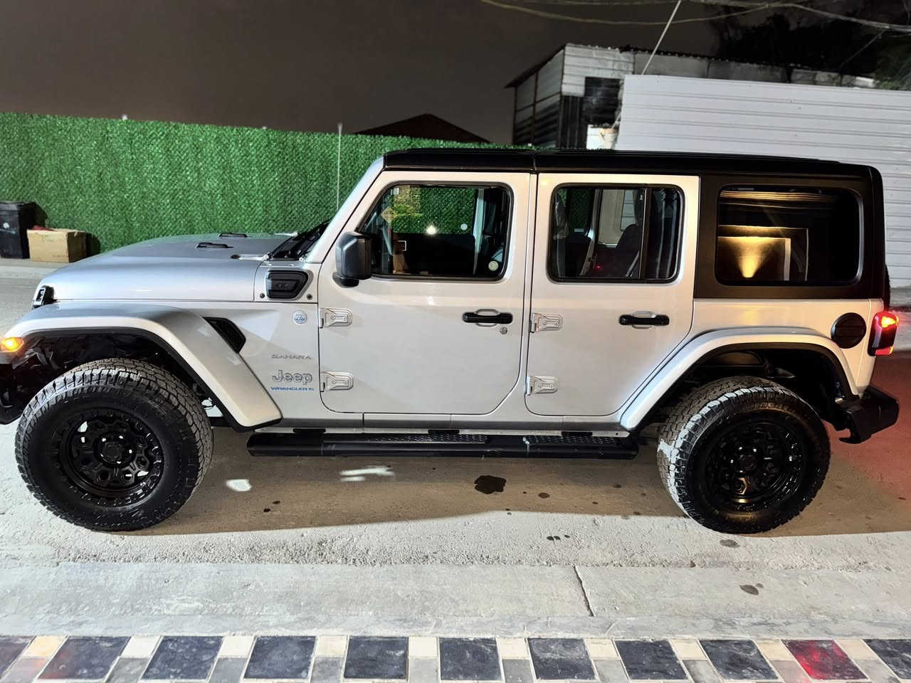 السلام عليكم
جيب رانكلر صحارى  للبيع 2023

3 انضمه هايبرد. كهرباء . بنزين

 

ماشيه 45 الف حقيقي 

محرك  4 سلندر 2.0L تيربو   

دفع رباعي متطور (4X4)

اوتماتيكي 8 سرعات

 

نظام Uconnect للترفيه والملاحة.

مقاعد جلدية سوداء 

نظام صوتي متطور

مكيف هواء أوتوماتيكي.

عجلة قيادة متعددة الوظائف

مصابيح أمامية وخلفية LED.

مصابيح ضباب

عجلات معدنية

نظام فرامل مانع للانغلاق (ABS) ومساعد فرامل (BA).

وسائد هوائية متقدمة

بيها 3 قطع 

السعر اتصل على الرقم 

***********
