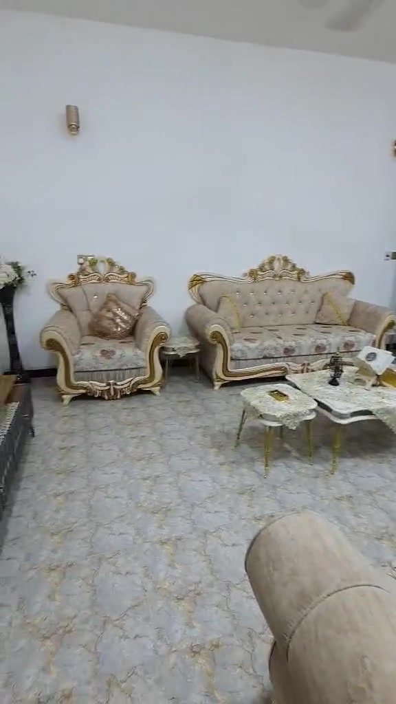 السلام عليكم
دار للإيجار المساحة ١٥٠ متر 
الموظفين /خلف مدرسة الشهيد علي المالكي 
نهاية تبليط حولي السياسيين -يبعد عن التبليط ٣٠ متر 
الطابق الارضي يحتوي على مطبخ واستقبال وصالة وغرفة نوم وحمامات داخلية وخارجية 
الطابق العلوي يحتوي صالة كبيرة مثل ماموضح بالصور جنت مسويتها غرفة للأطفال 
ويحتوي على مخزن 
ملاحظة /البيت يتوفر بي تانكي وسخان وماطور ماء وخط مولد
المجاري أجلكم الله خارجية 
اريد عائلة صغيرة تسكن البيت 
الإيجار من الأخير ٣٠٠ فاتورة الماء والكهرباء على صاحب الدار 
للإستفسار الاتصال على الرقم ***********
