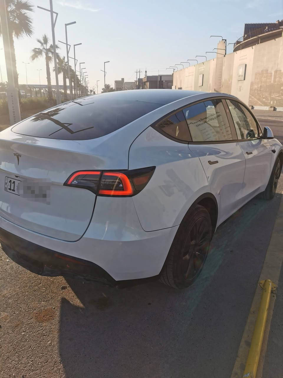 تسلا موديل Y 2025  لونك رينج قطعة مميزة نضافة
اللون أبيض صدفي مميز 
عداد المسافة 14 ألف حقيقي زيرو 
الضرر ربع قبق جنطة صبغ فقطططط
وبنيد بارررد فقط
السيارة اون لاين ...لغة عربية اخر تحديث 

المواصفات:
تك ماطور لونك رينج المرغوب تمشي ٥٣٠ الف كيلو

بدون ايرباك 

سقف بانوراما زجاج

شاشة كبيرة حجم 15 إنج

حساسات أمامي وخلفي أصلية

حساسات جانبية للاجتياز

طقم ويل حجم 20 مع تايرات جديدة

كاميرات عدد 8 تغطي السيارة بالكامل

باب الجنطة كهربائي شفط

الأبواب الجانبية كهربائية مع بردات أصلية

مقاعد جلد أسود أصل تحكم كهربائي كامل

تحكم كامل بالسيارة من خلال الشاشة

نظام قيادة آلي (Auto Pilot)

نظام القيادة الذاتية الكاملة (Full Self Drive)

عداد ديجيتال

تشغيل تلقائي وتشغيل عن بعد

دخول ذكي بدون مفتاح

نظام رادار ذكي لمنع الاصطدام

نظام تنبيه عند الرجوع للخلف

نظام تحديد المسار على الطريق

نظام قراءة السرعة من الشوارع

الأنظمة الترفيهية:
يوتيوب – نتفلكس – تيك توك – واتساب
نظام واي فاي – GPS – خرائط – بلوتوث – USB – AUX

الــســعــر 🟥 ::  240 ورقة وبيها مجال بسيط جدا 
العنوان بغداد الغزالية 

رقم صـــاحب السيارة: ***********

بيع فقط لايوجد مراوس
