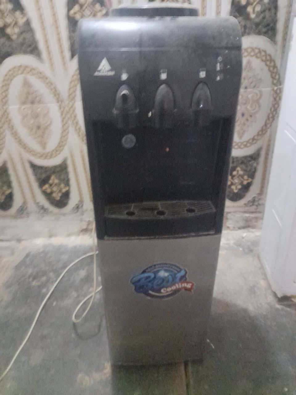 سلام عليكم  تانكي للبيع ابو 500لتر  السعر 40الف و البراد للبيع بس كل شويه يفصل السعر 30الف مكان بغداد الشعله جكوك رقم الهاتف  ***********
